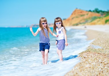 Sevimli küçük kız sahilde