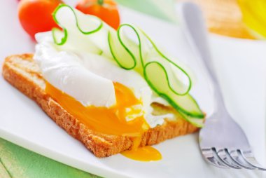 Haşlanmış yumurta ile tost