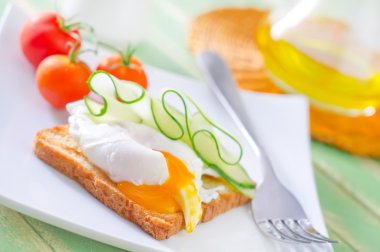 Haşlanmış yumurta ile tost