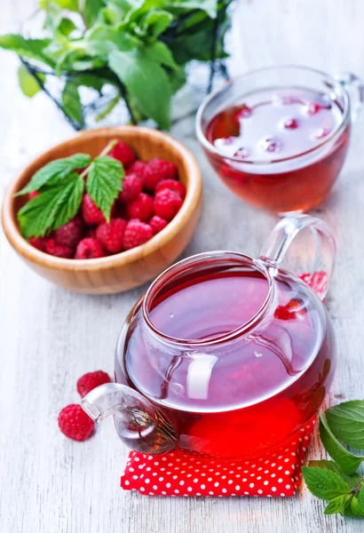 Malinový čaj a čerstvé jahody — Stock fotografie