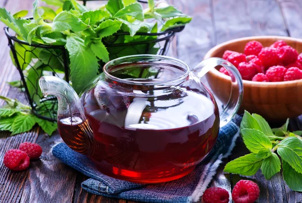 Malinový čaj a čerstvé jahody — Stock fotografie