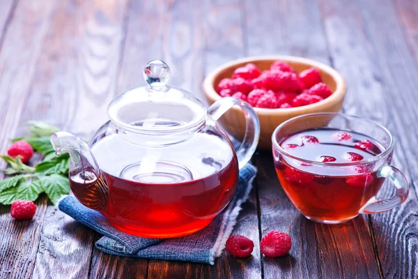 Malinowy herbata i świeże jagody — Zdjęcie stockowe