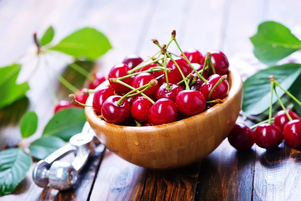 Cerezas frescas en tazón —  Fotos de Stock