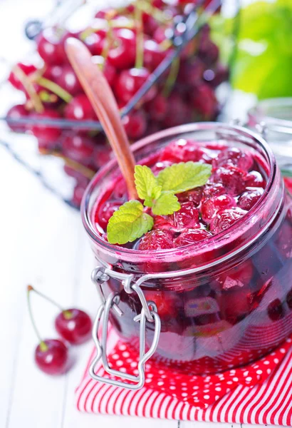 Mermelada de cereza y bayas frescas — Foto de Stock