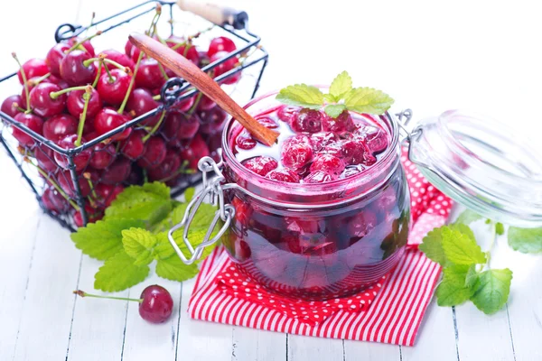 Třešňový džem a čerstvé jahody — Stock fotografie