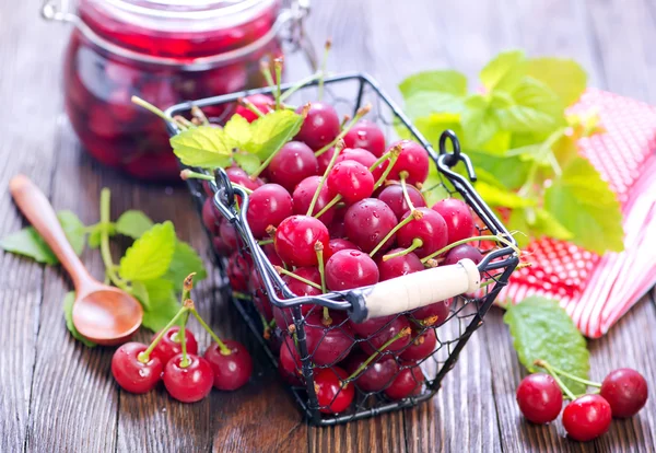 Mermelada de cereza y bayas frescas —  Fotos de Stock