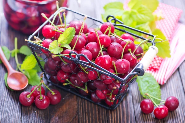 Kirschmarmelade und frische Beeren — Stockfoto