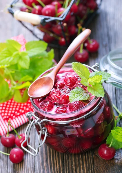 Kirschmarmelade und frische Beeren — Stockfoto