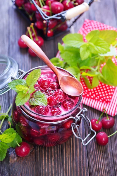 Cherry jam en verse bessen — Stockfoto