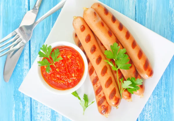 Grillwürste mit Sauce — Stockfoto