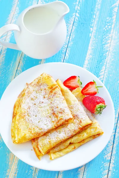 Delicious pancakes with strawberries — Stock Photo, Image