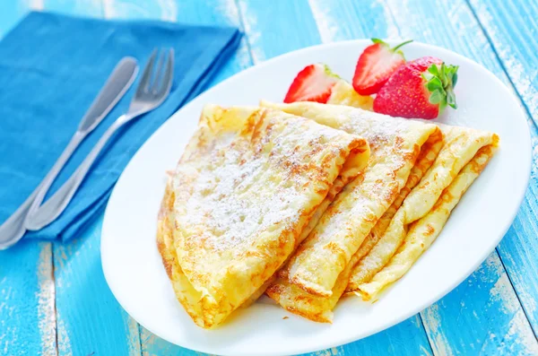 Deliciosos panqueques con fresas — Foto de Stock