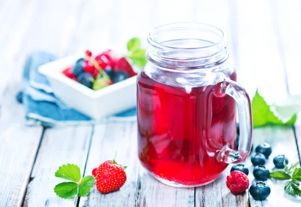 Berry compote in glazen pot — Stockfoto