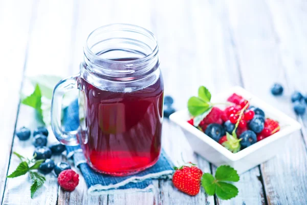 Berry compote in glazen pot — Stockfoto