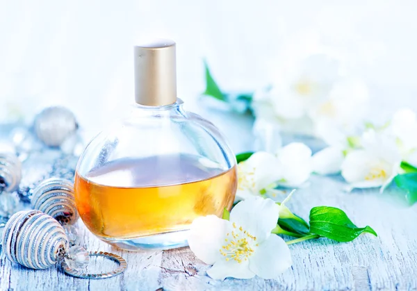 Perfume elegante em garrafa — Fotografia de Stock