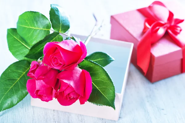 Box for present and red roses — Stock Photo, Image