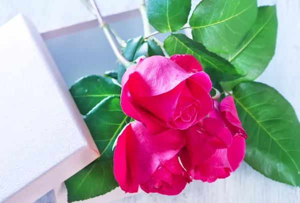 Caja para rosas presentes y rojas — Foto de Stock