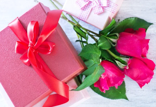 Box for present and red roses — Stock Photo, Image