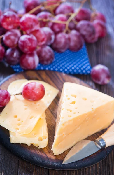 Вкусный сыр с виноградом — стоковое фото