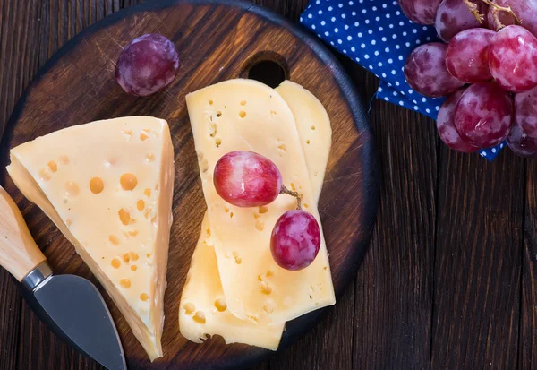 Вкусный сыр с виноградом — стоковое фото
