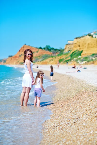 Mujer con niñas en la playa —  Fotos de Stock