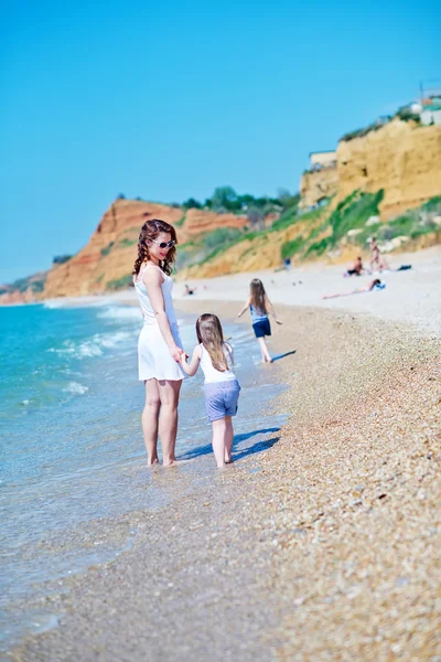 Γυναίκα με μικρά κορίτσια στην παραλία — Φωτογραφία Αρχείου