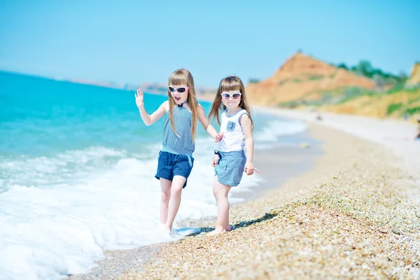 Süße kleine Mädchen am Strand — Stockfoto