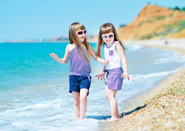 Meninas bonitos na praia — Fotografia de Stock