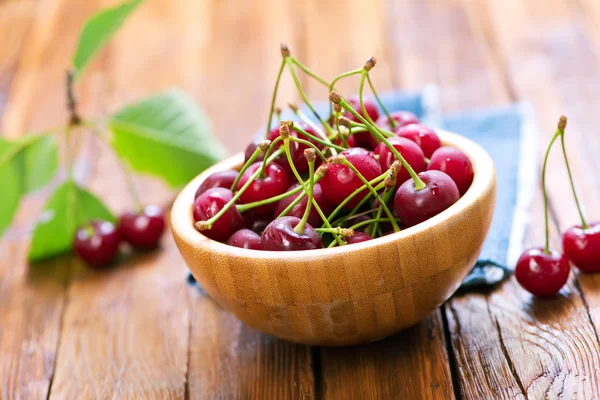 Cerezas frescas maduras —  Fotos de Stock