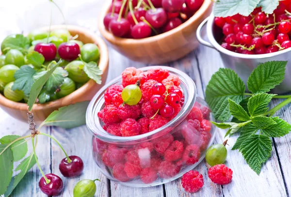 Frische Beeren in Schalen — Stockfoto