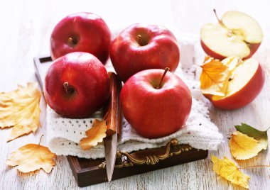 elma tablo üzerinde bıçak ile