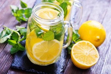 limonata kavanoz masada