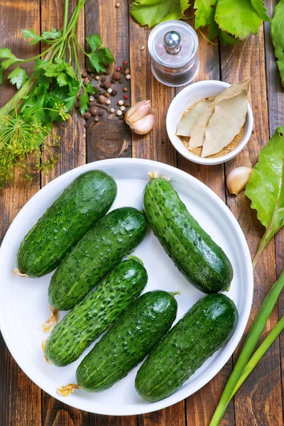 Gurka med kryddor på bordet — Stockfoto