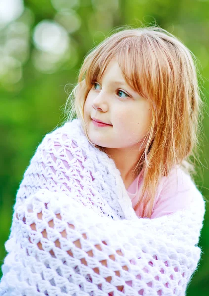 Fille dans le parc d'automne — Photo