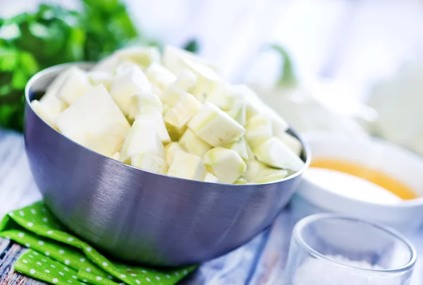 Bowl of chopped raw pattisons — Stock Photo, Image