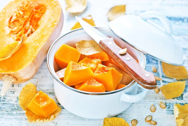 Raw pumpkins with leaves — Stock Photo, Image