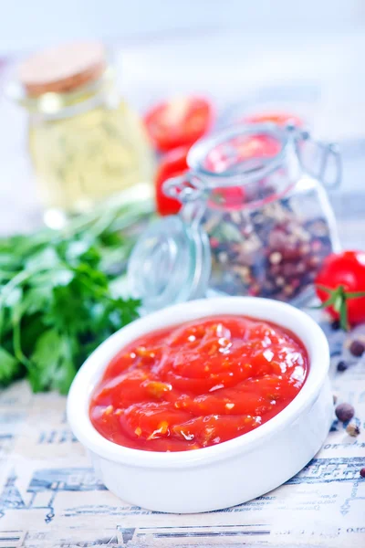 Molho de tomate com especiarias na mesa — Fotografia de Stock