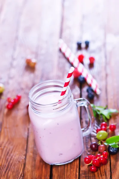 Glas van yoghurt met bessen — Stockfoto