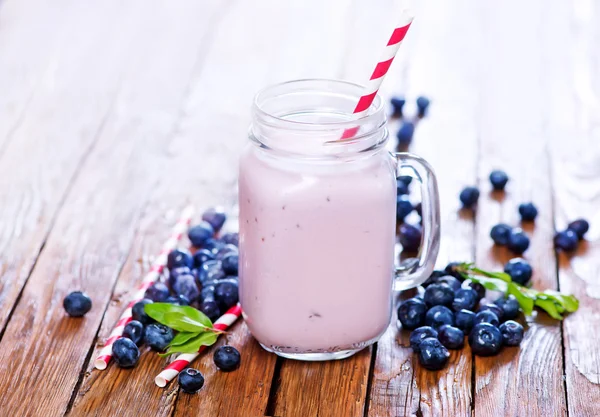 Стакан йогурта с ягодами — стоковое фото