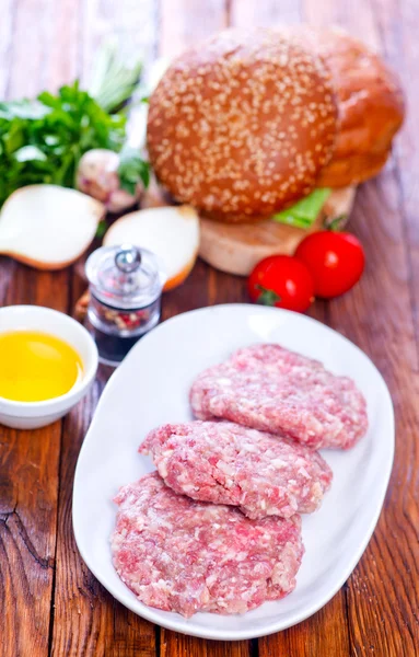 Nyers hamburgert és zsemle — Stock Fotó
