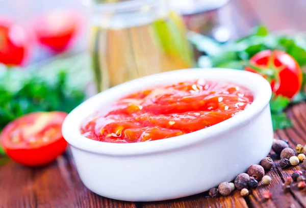Salsa di pomodoro con spezie sul tavolo — Foto Stock