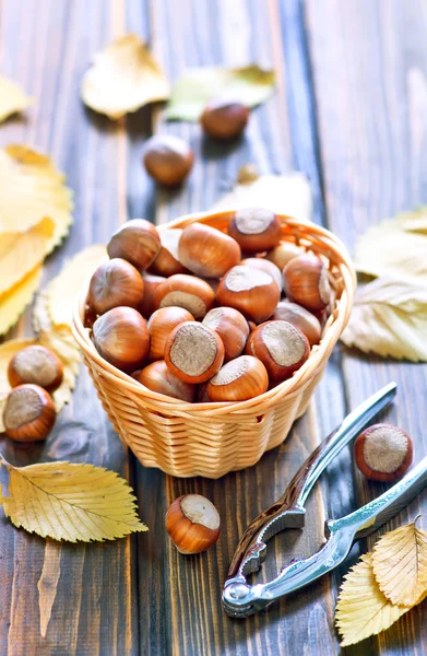 Noisettes avec feuilles sur la table — Photo