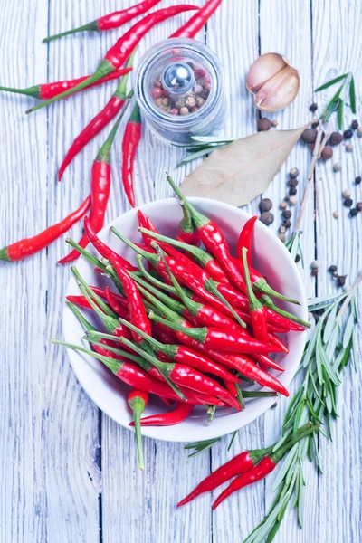 Chili paprika och kryddor på bordet — Stockfoto