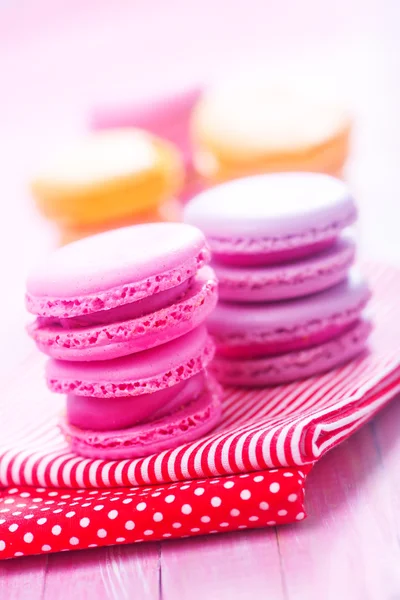 Çizgili şal üzerinde renkli macaroons — Stok fotoğraf