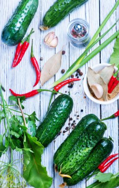 Salatalık masada baharatlar ile