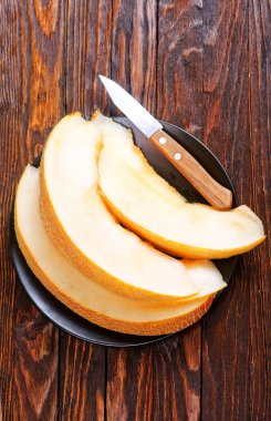 Bıçakla dilimlenmiş kavun