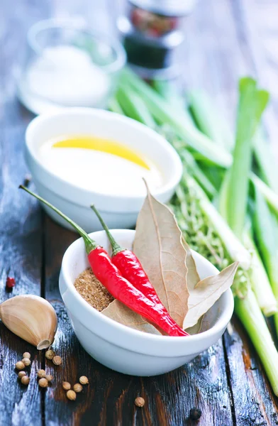 Pimentos e especiarias na mesa — Fotografia de Stock