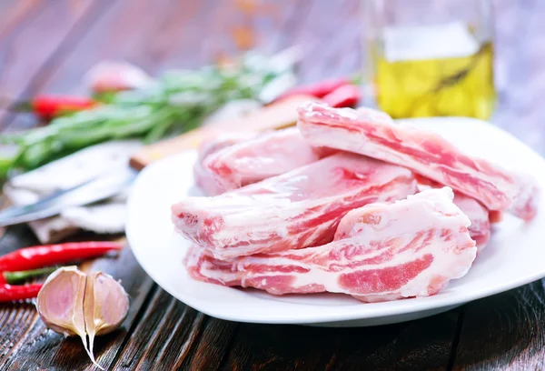 Rebanadas de carne cruda en plato — Foto de Stock