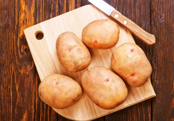Сырой картофель на борту — стоковое фото