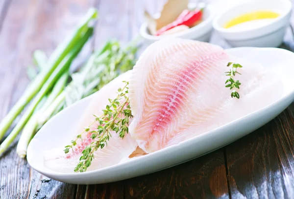 Rå fiskfilé med kryddor — Stockfoto
